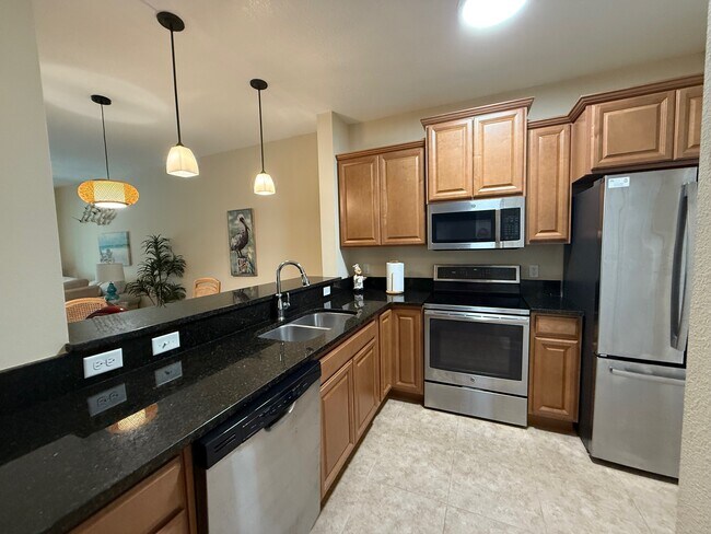 Granite counters, stainless appliances, dishwasher, stove, microwave, pantry - 468 Bouchelle Dr