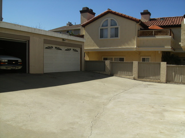 REAR DRIVEWAY AREA - 1820 Speyer Ln
