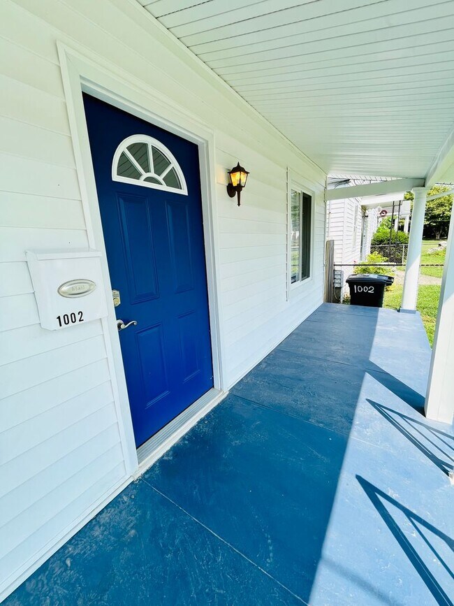 Building Photo - Updated Three Bedroom House off Taylor Blvd!