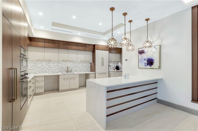 Foto del edificio - 6585 Nicholas Blvd