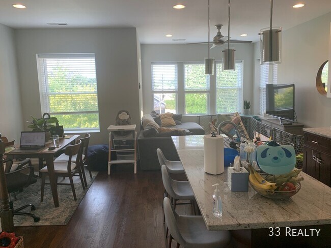 Foto del edificio - Available NOW,  Top floor 2BR /2 BA Pentho...