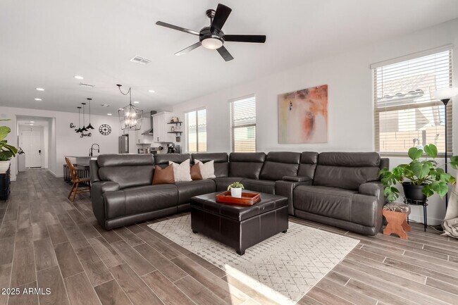 Foto del edificio - 17945 W Golden Ln