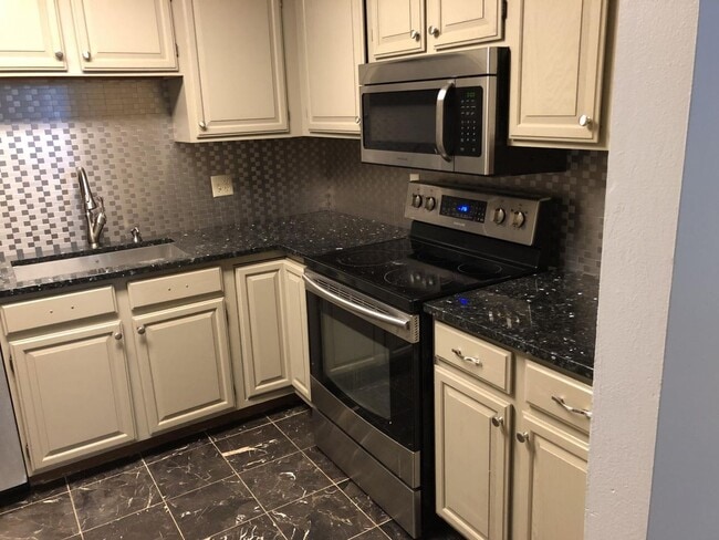 Foto del edificio - 2217 Luann Ln