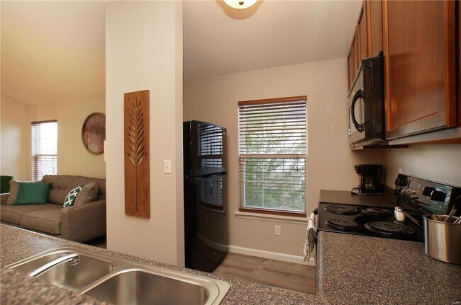 Building Photo - Spacious Top Floor Condo in Desirable O'Fa...