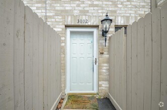 Building Photo - 3002 Holly Hall St