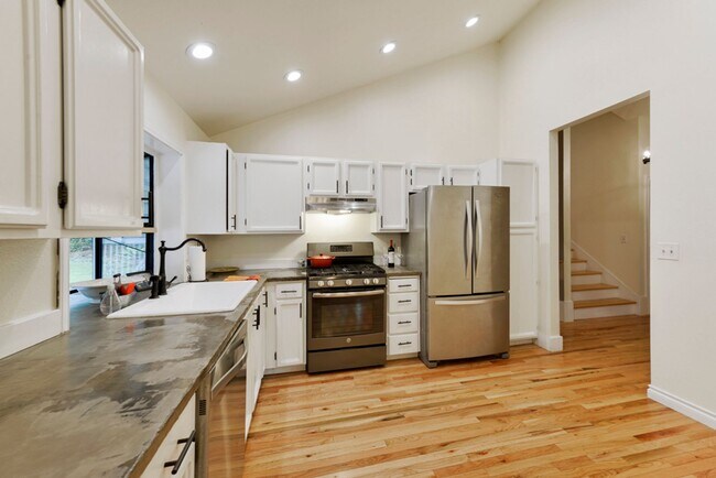 Building Photo - Stunning Remodel – 3 Bed / 3 Bath on a Shy...