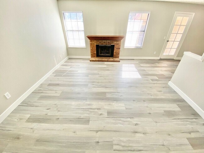 Building Photo - BEAUTIFUL 2 BED 2 BATH SECOND FLOOR CENTRAL LAS VEGAS CONDO