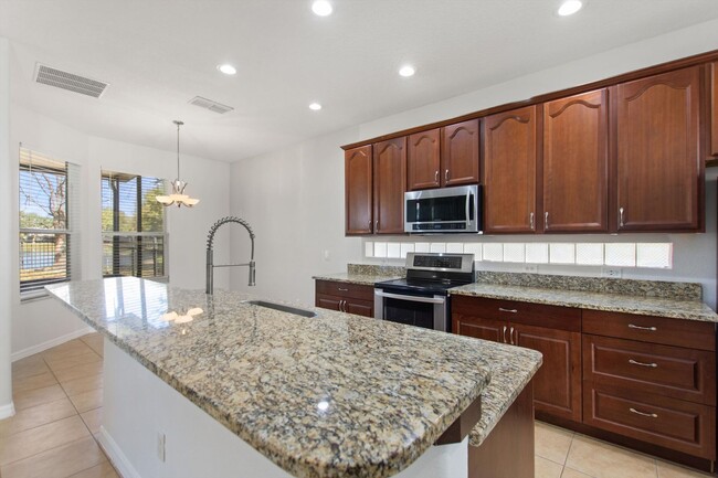 Foto del edificio - Spacious and beautifully maintained 5-bedroom, 3.5-bathroom two-story home