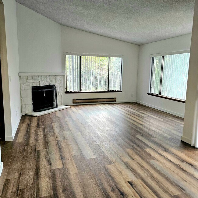 Foto del edificio - Charming, bright and peaceful condo close to ferries and shopping in Kingston!
