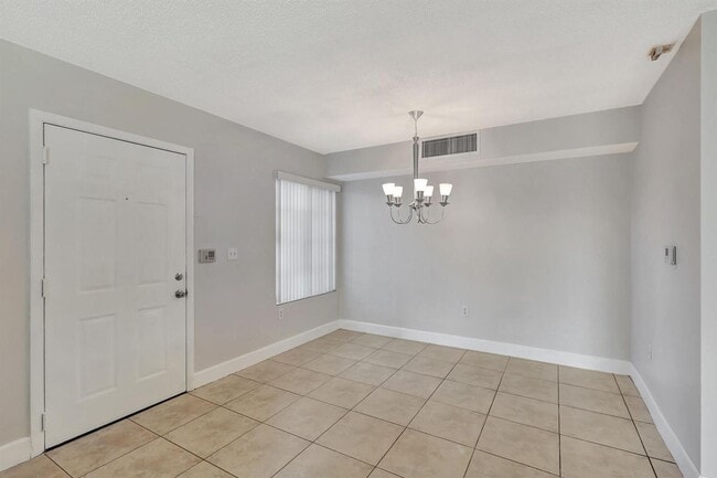 Foto del edificio - Spacious 3BR/2.5BA in Gated Milano Community