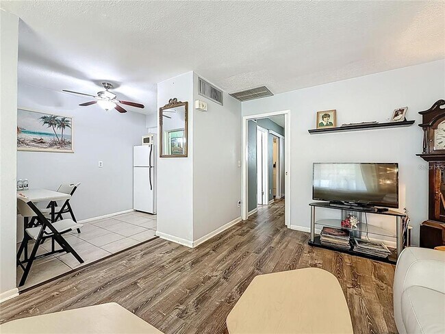 Foto del edificio - 250 Rosery Rd NW