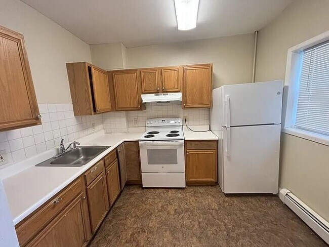 Building Photo - Spacious 4-bedroom house