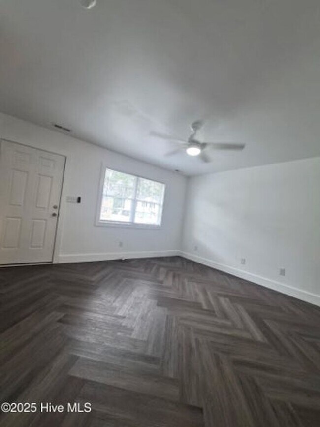 Foto del edificio - 411 Myrtlewood Cir