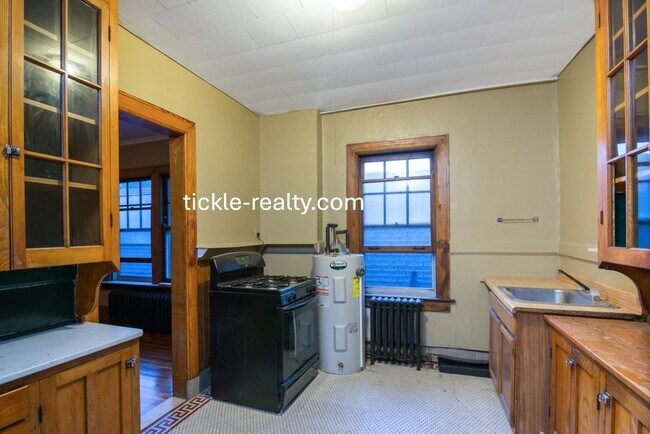 Building Photo - Large 2 Bedroom in Swillburg - Covered Porch