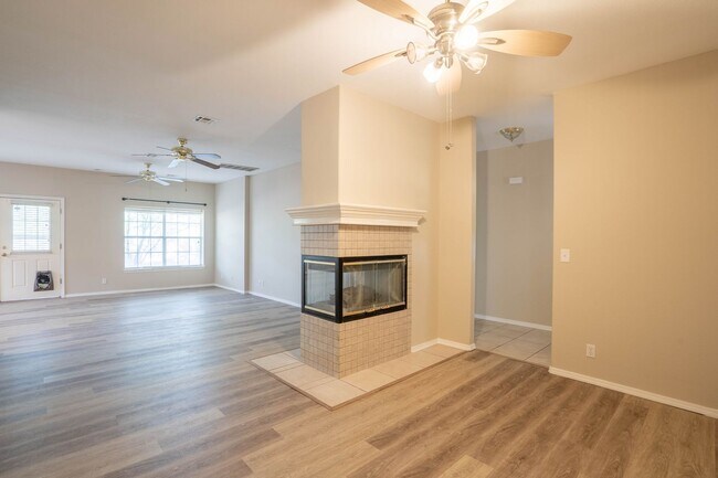 Building Photo - Newly Renovated 3bed 2bath, Available Imme...