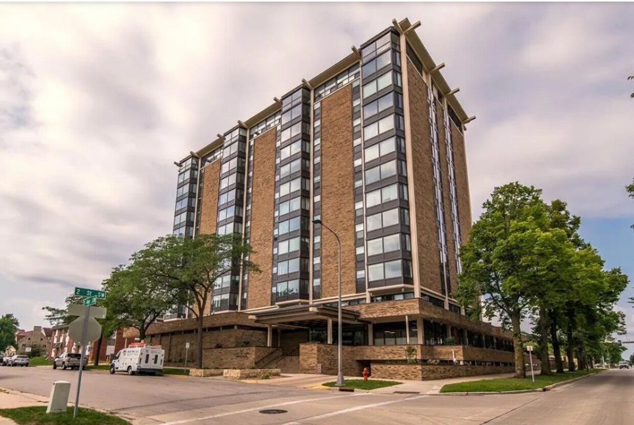 Foto principal - Furnished Unit STEPS FROM THE MAYO CLINIC FACILITIES Rochester Towers Condo For Rent!