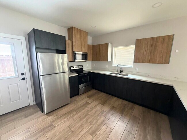 Foto del edificio - "Spacious 3-Bed Escape with 2 Full Baths in McAllen's Heart!"