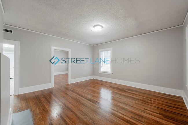 Building Photo - SIGN LEASE BY 2/28 AND GET $250 OFF FIRST ...