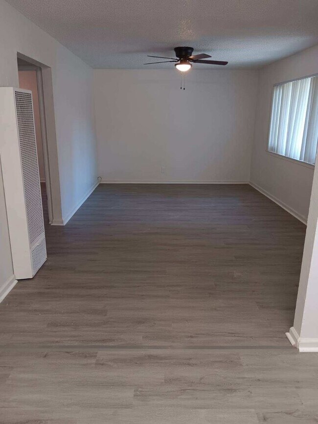 Foto del edificio - Charming 2x1 With Attached Garage & Backya...