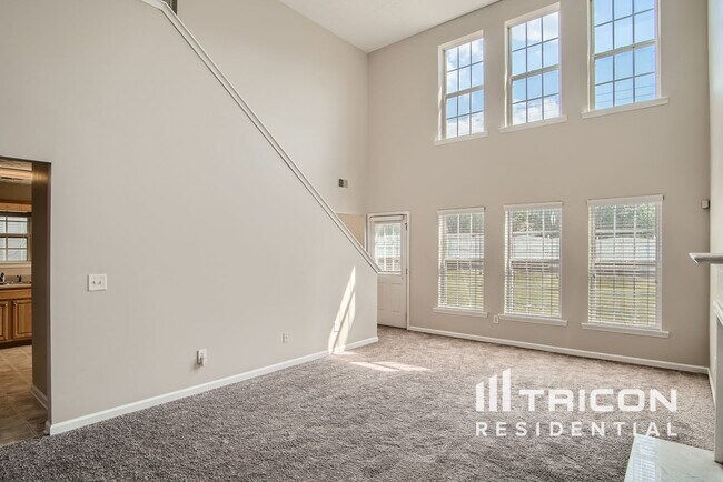 Building Photo - 9582 Lakeview Cir
