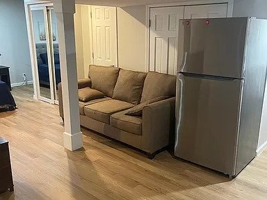Building Photo - Updated unit Great location W/D hook up