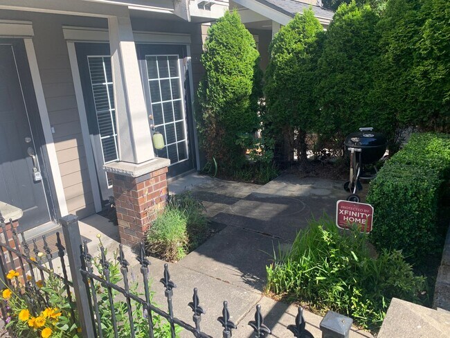 Building Photo - 1/2 Off First Months Rent !Come home to th...