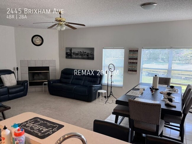 Foto del edificio - 2445 Brixham Ave
