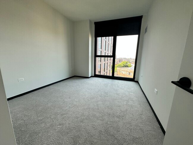 Building Photo - 160 N Loomis St