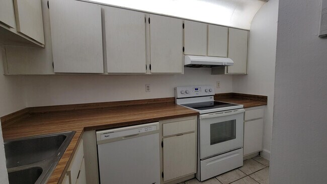 Building Photo - 3712 N University Dr
