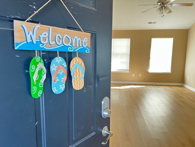 Foto del edificio - In ground POOL! This three-bedroom home near Hwy. 31 and Hwy. 544 is Available NOW!