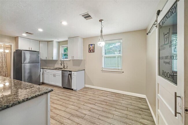 Building Photo - 2018 Westlake Rd