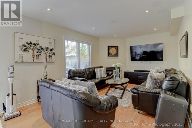 Photo du bâtiment - 305 Old Harwood Ave