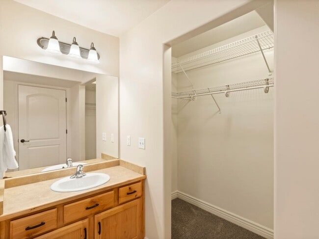 Building Photo - 986 W 270 S