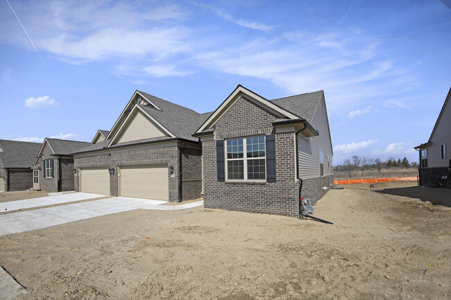Building Photo - 710 W Spaniel Dr