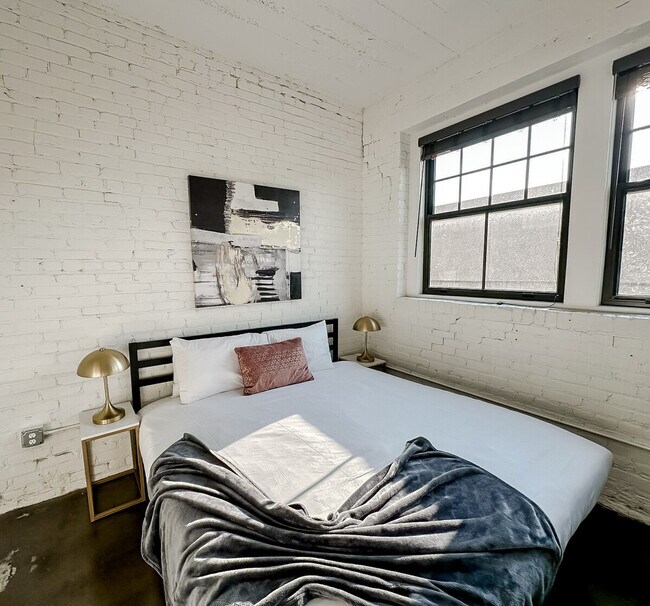 Building Photo - 701 E 2nd St N