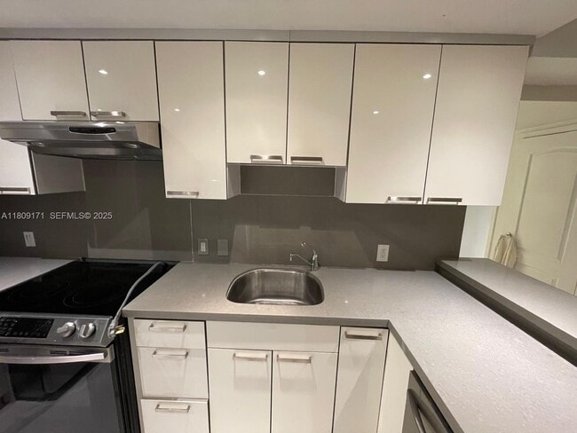 Building Photo - 3625 N Country Club Dr