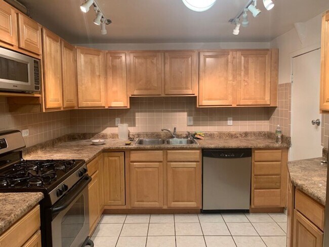 Foto del edificio - 3 bed 2 bath Ranch w/ finished basement in...