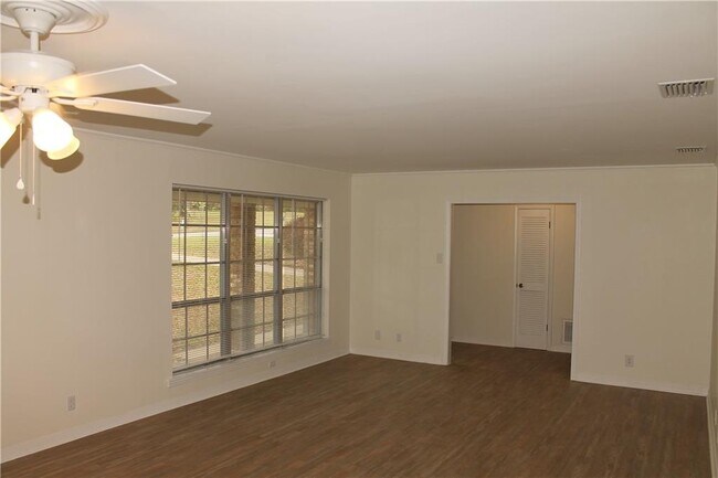 Building Photo - 5408 Yucca Dr