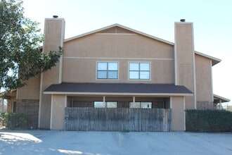 Building Photo - 1701 Cedarview Cir