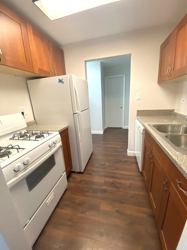 Foto del edificio - 8974 N Western Ave