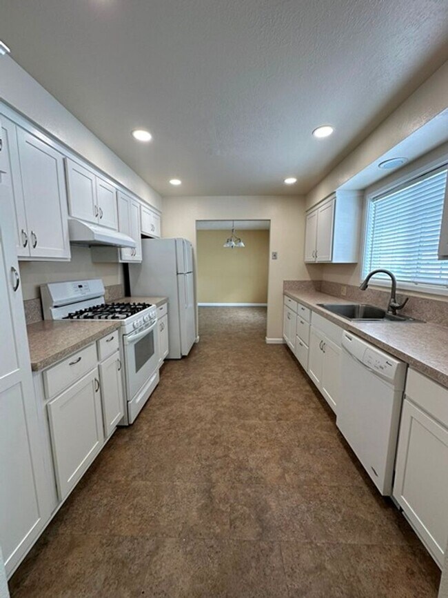 Foto del edificio - Large home with additional garage!