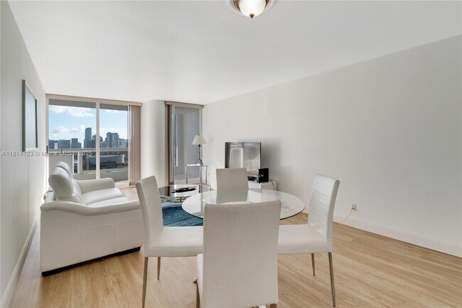Foto del edificio - 1717 N Bayshore Dr