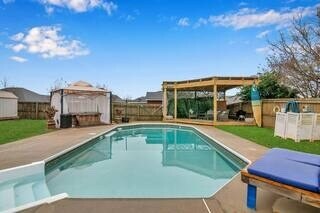 Foto del edificio - 235 Windsor Garden Dr