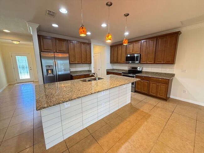 Building Photo - Spacious Groveland Home