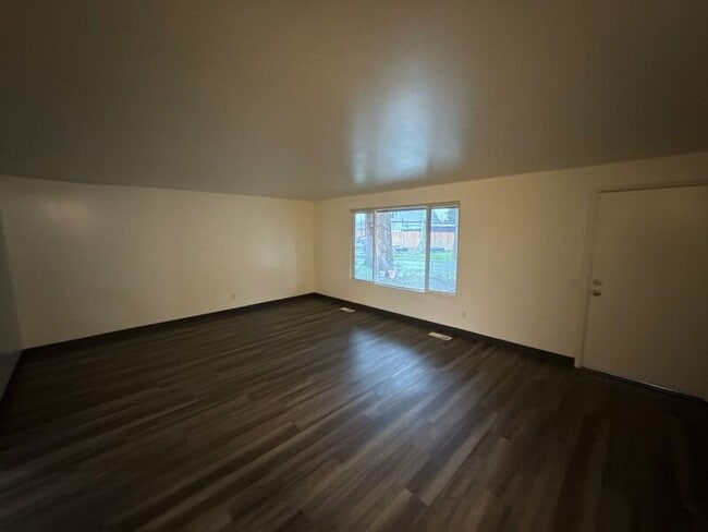 Building Photo - 848 Plymouth Dr NE