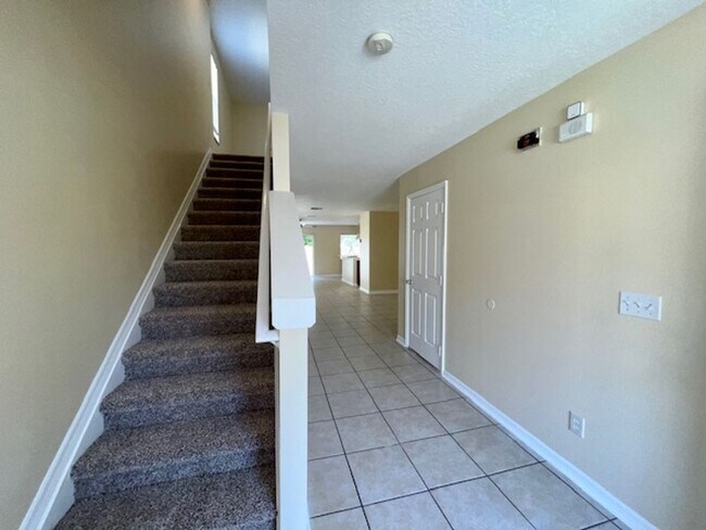 Foto del edificio - READY FOR MOVE IN! NEW CARPET & FRESH INTE...