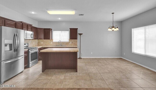 Foto del edificio - 6825 Steffers Ln