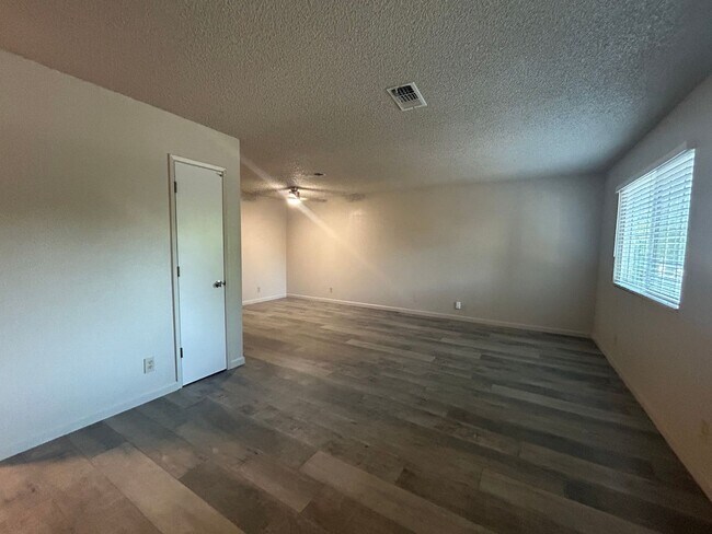 Building Photo - 2 bedroom 1 bathroom House with fenced yar...