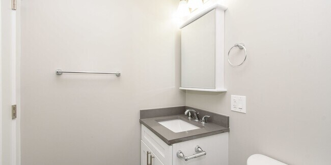 Foto del edificio - Very Spacious, Top Floor 1bd/1bth Ukrainian Village, Available Now!