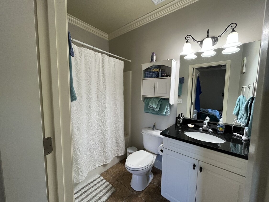 Foto del edificio - Private Bedroom & Bath Available in 2BR Condo Near Auburn University